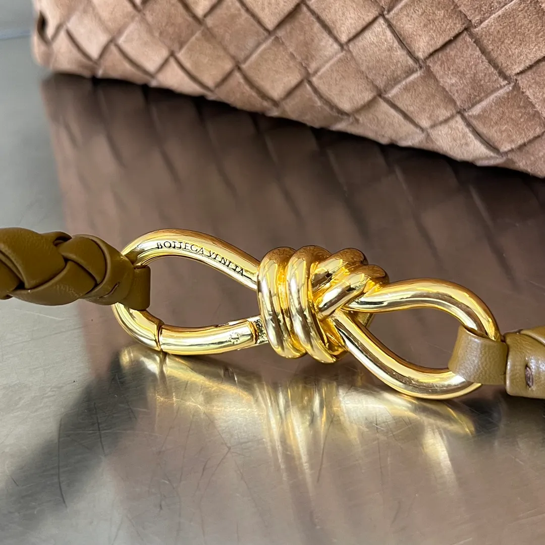 Batch 2360 #Bottega Veneta Yangjin Andiamo handbag, many stars have the same style 🎈 743572 Classic full-body leather weaving with golden knot buckle, stable and chic enough [Proud] The whole body is made of Nappa sheep leather, comfortable, soft and dynamic. The sliding metal knot buckle can adjust the shoulder strap, single shoulder/handbag/crossbody, multiple carrying methods, large bag capacity Suitable for commuting/daily use/traveling. This bag is divided into small/medium/large sizes. There is always one that suits you. Then take me with you🎀🎀 Size: 32.5x24x12 p3040